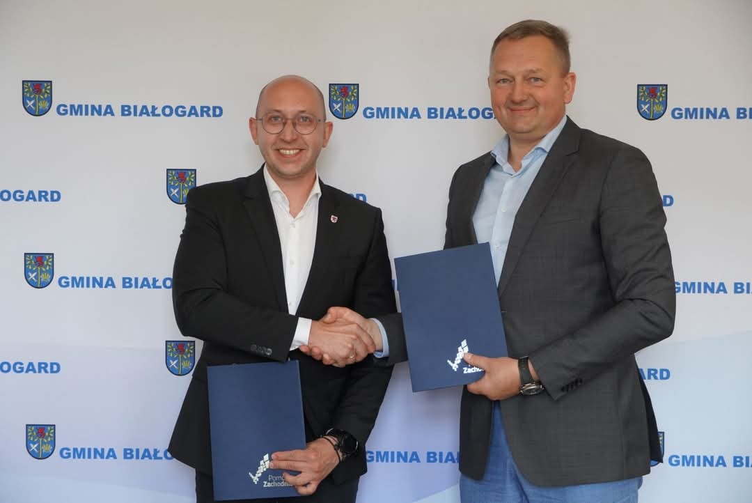 Na zdjęciu Wójt Gminy Białogard Jacek Smoliński oraz Marszałek Województwa Zachodniopomorskiego Jakub Kowalik uściskują sobie ręce