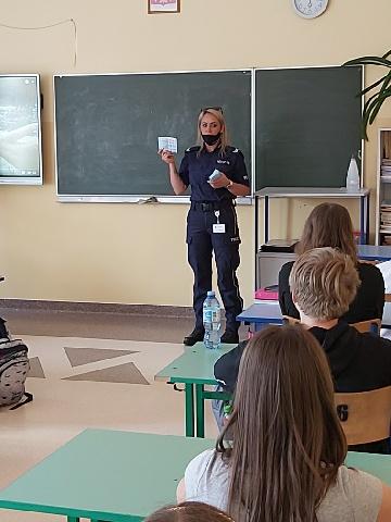 Policjantki z Komendy Powiatowej Policji  w Białogardzie przeprowadziły zajęcia profilaktyczne wśród uczniów klas V – VIII