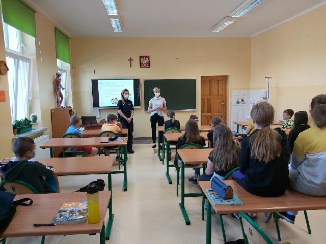 Policjantki z Komendy Powiatowej Policji  w Białogardzie przeprowadziły zajęcia profilaktyczne wśród uczniów klas V – VIII