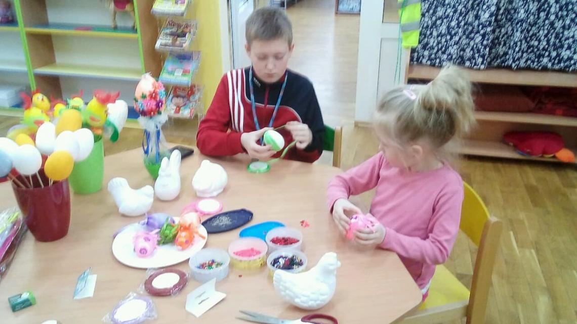 Uczestnicy warsztatów wielkanocnych podczas wykonywania ozdoby