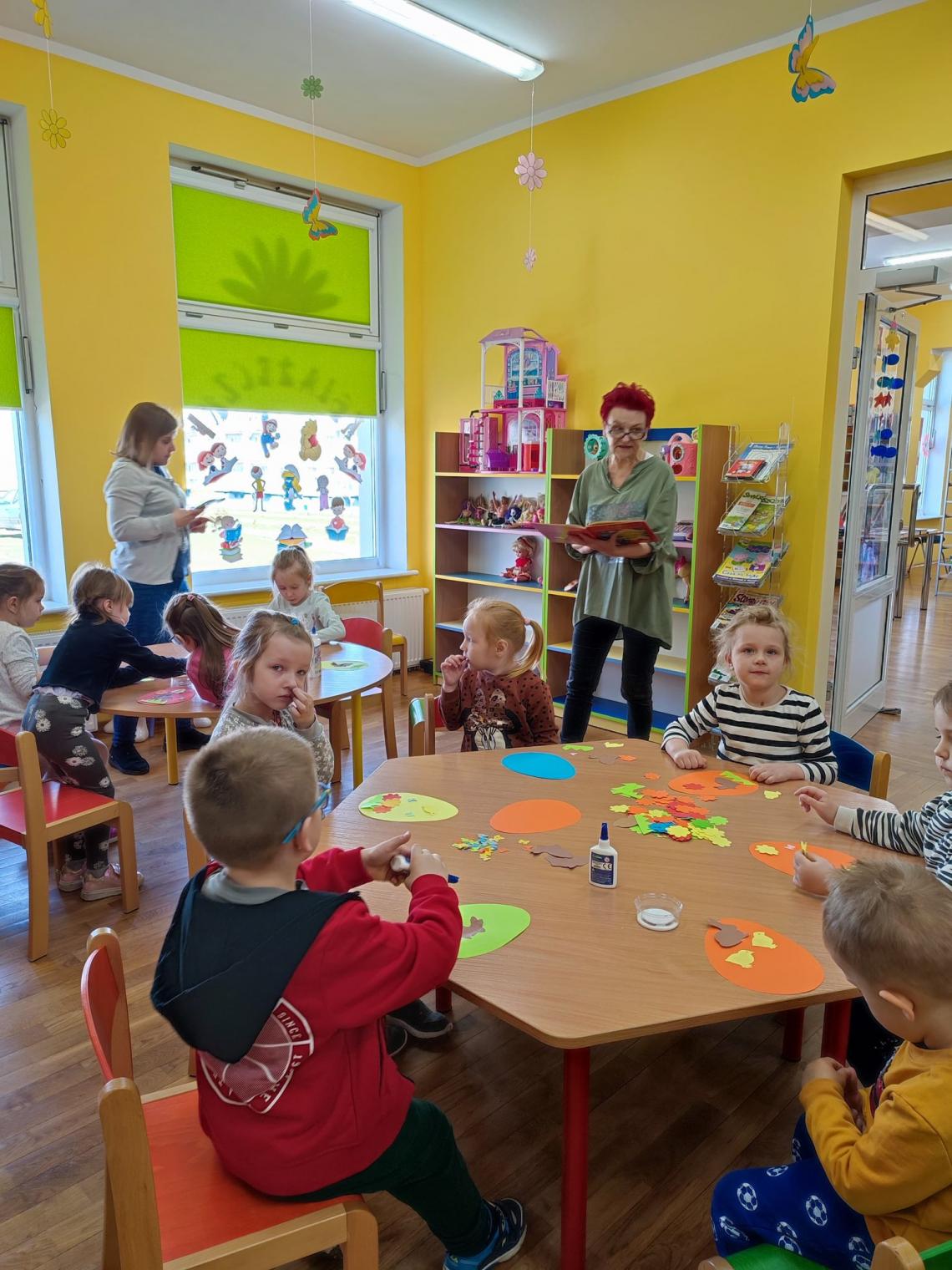 Uczestnicy warsztatów wielkanocnych podczas wykonywania ozdoby