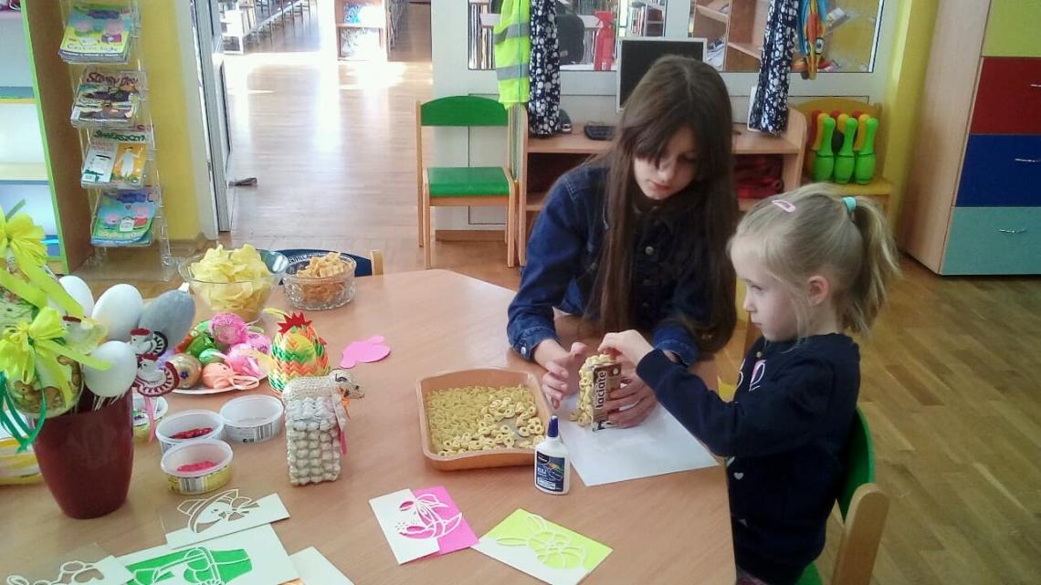 Uczestnicy warsztatów wielkanocnych podczas wykonywania ozdoby