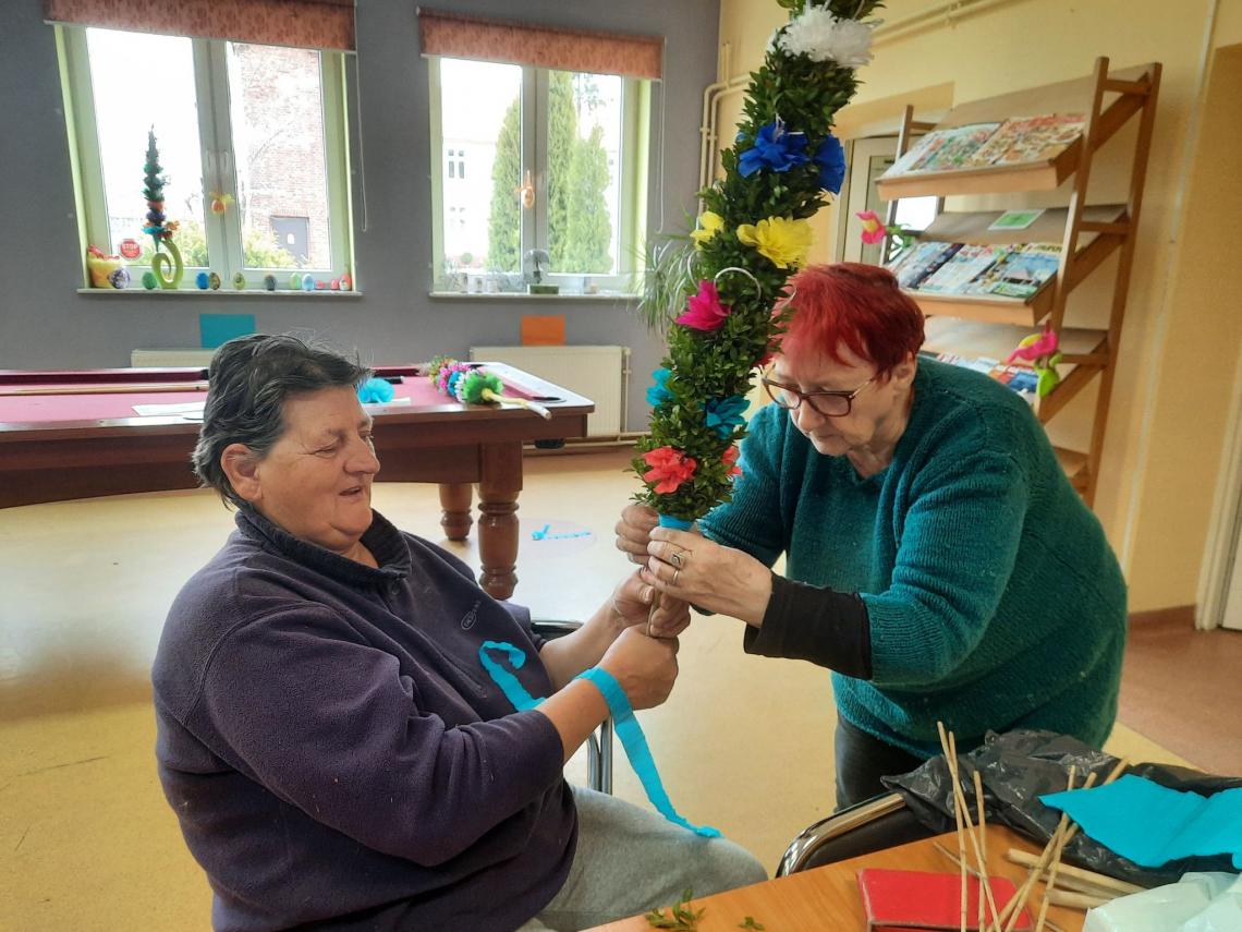 Uczestnicy warsztatów wielkanocnych podczas wykonywania ozdoby