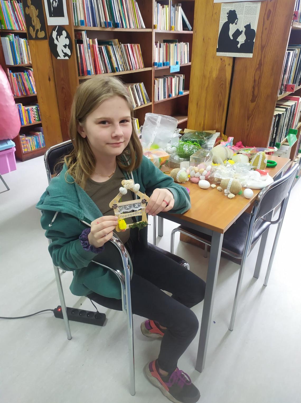 Uczestnik warsztatów wielkanocnych w bibliotekach na terenie Gminy Białogard z wykonaną własnoręcznie ozdobą wielkanocną
