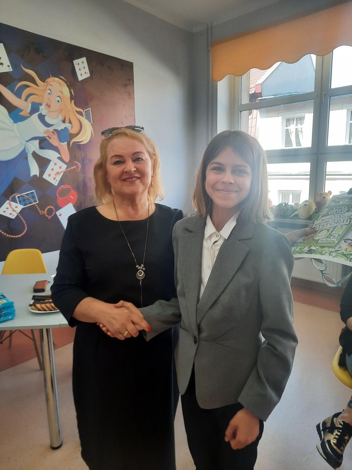 Laureatka eliminacji powiatowych konkursu recytatorskiego Ptaki, Ptaszki, Ptaszęta polne z członkiem jury