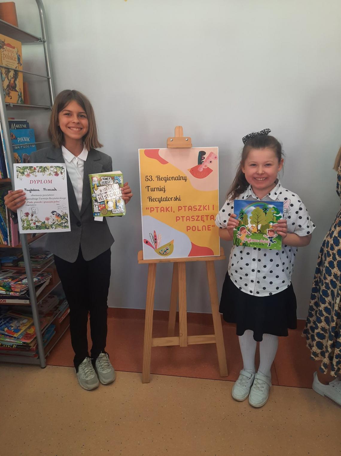 LaureatkI eliminacji powiatowych konkursu recytatorskiego Ptaki, Ptaszki, Ptaszęta polne z członkiem jury