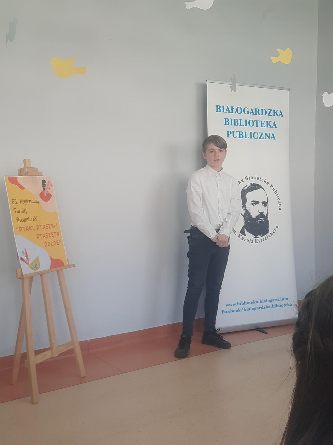 Uczestnik eliminacji powiatowych konkursu recytatorskiego Ptaki, Ptaszki, Ptaszęta polne z członkiem jury