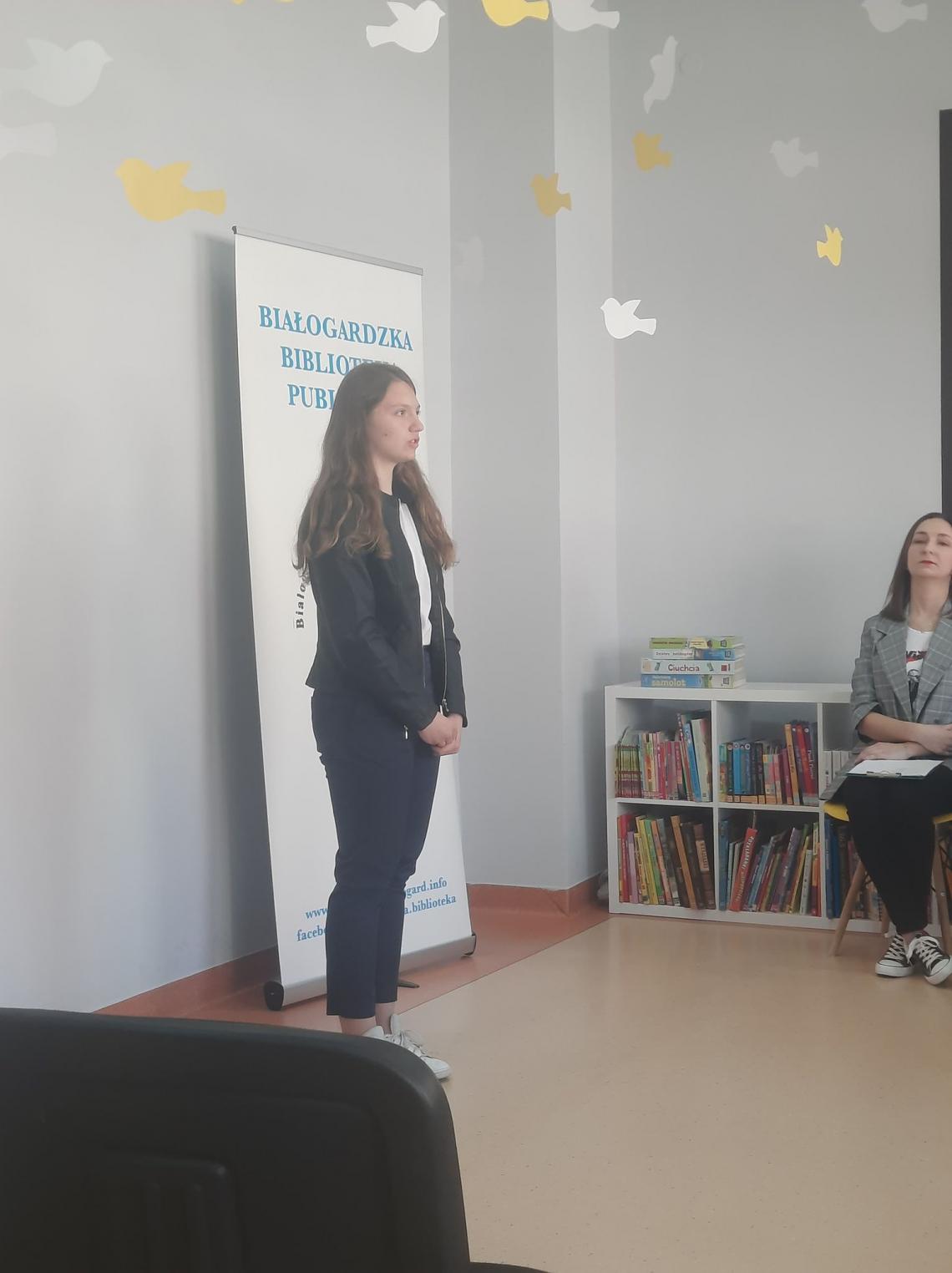 Uczestnik eliminacji powiatowych konkursu recytatorskiego Ptaki, Ptaszki, Ptaszęta polne z członkiem jury