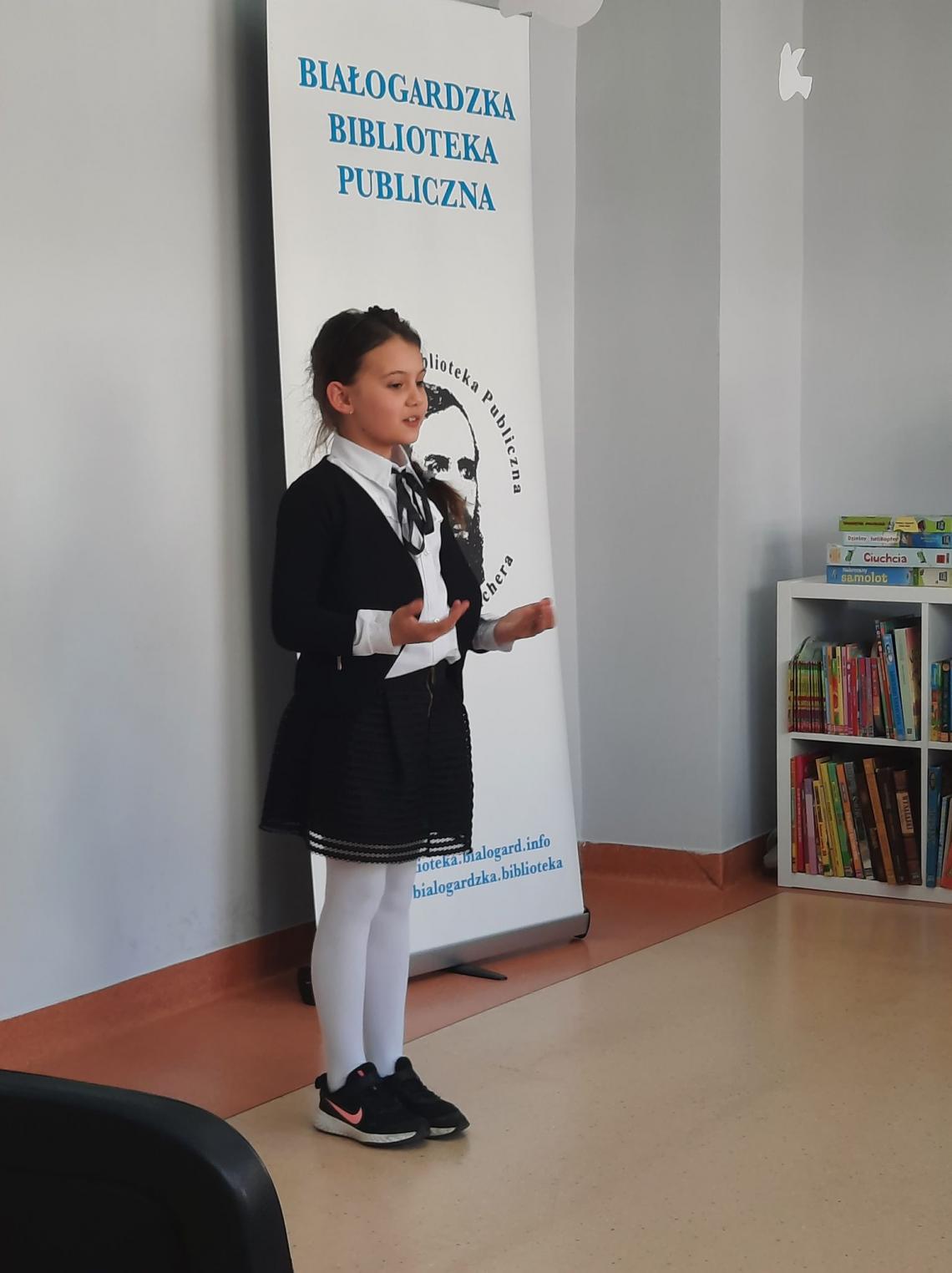 Uczestnik eliminacji powiatowych konkursu recytatorskiego Ptaki, Ptaszki, Ptaszęta polne z członkiem jury