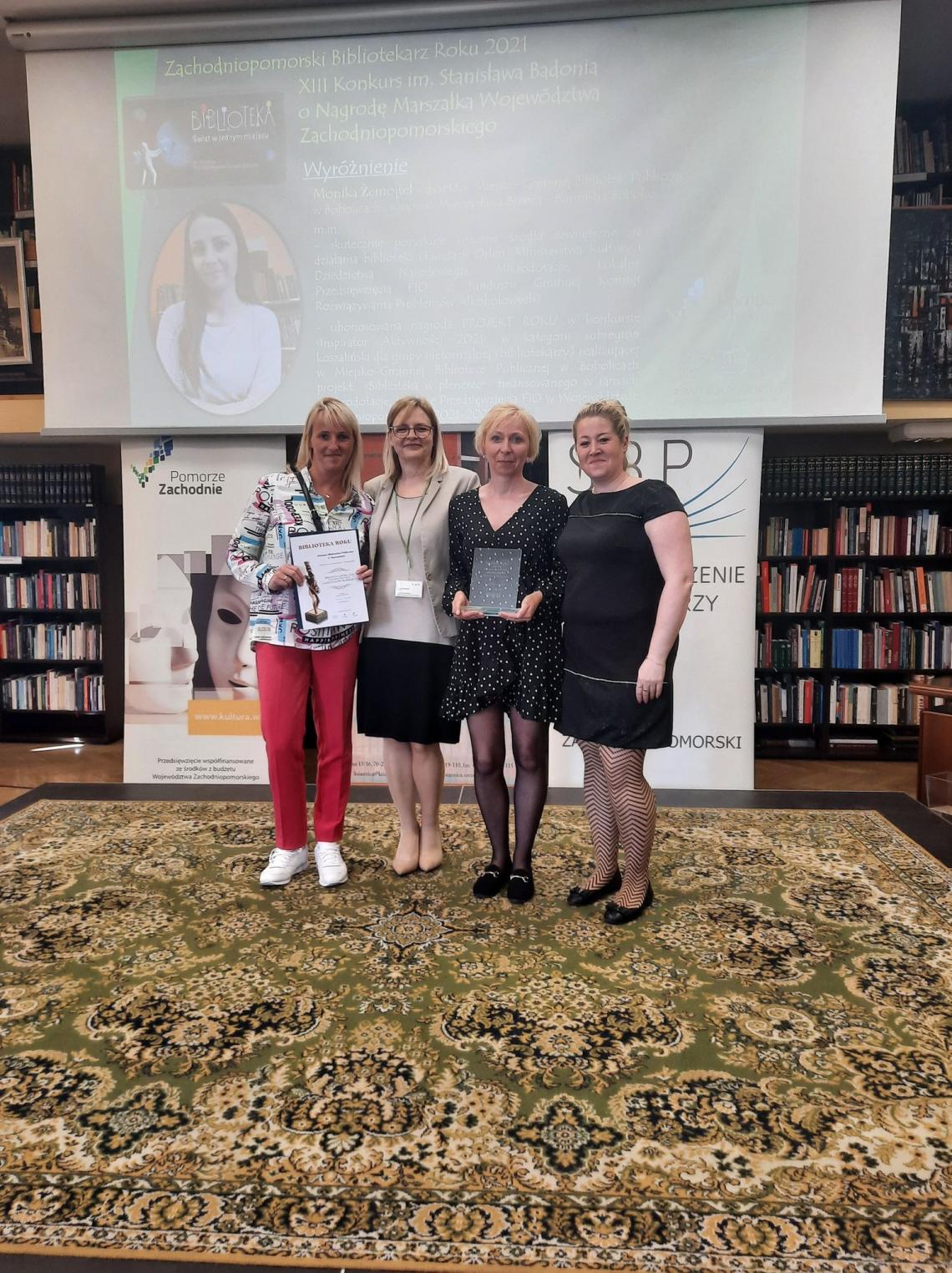 Bibliotekarki z GBP w Stanominie pania kierownik działu metodycznego Ksiąznicy Pomorskiej z otrzymaną nagrodą