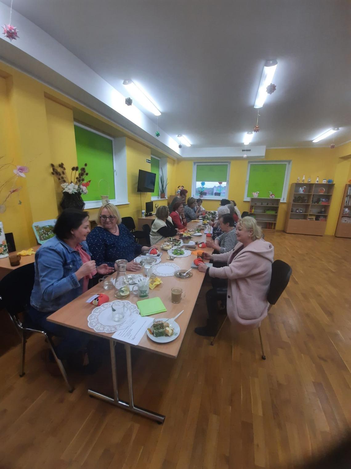 Uczestnicy wieczorku autorskiego w bibliotece w Stanominie podczas poczęstunku