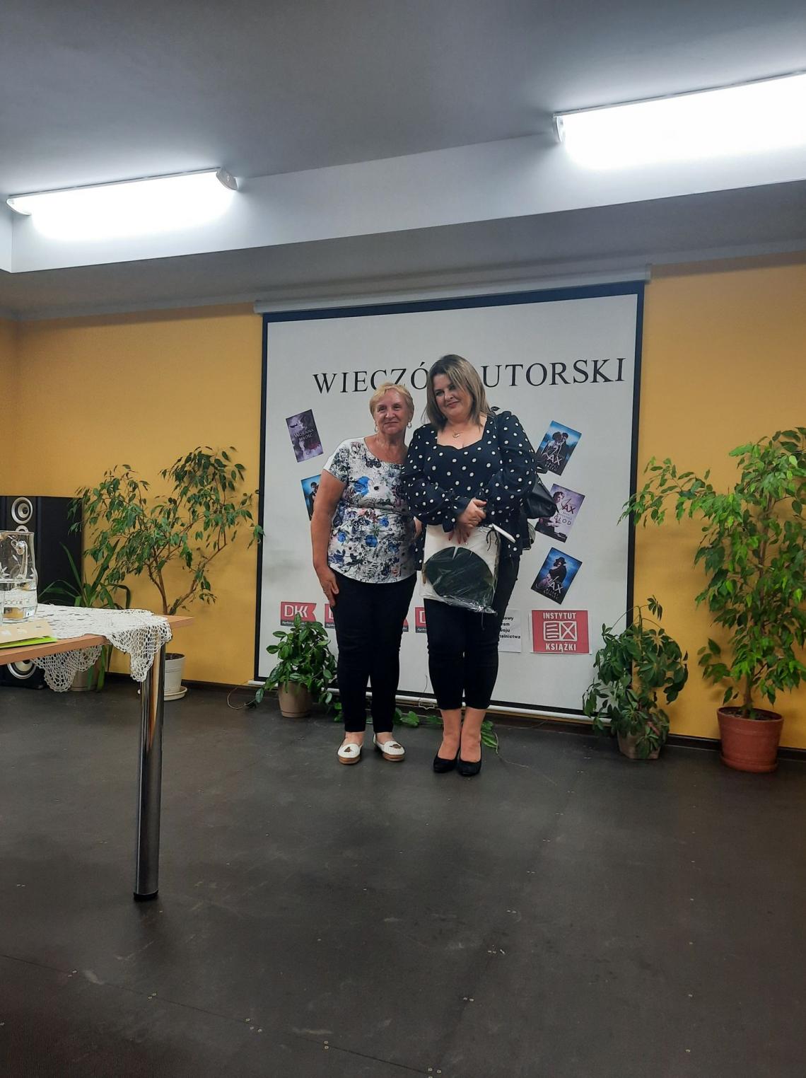 Uczestniczka spotkania autorskiego z pisarką Joanna Jax w bibliotece w Stanominie