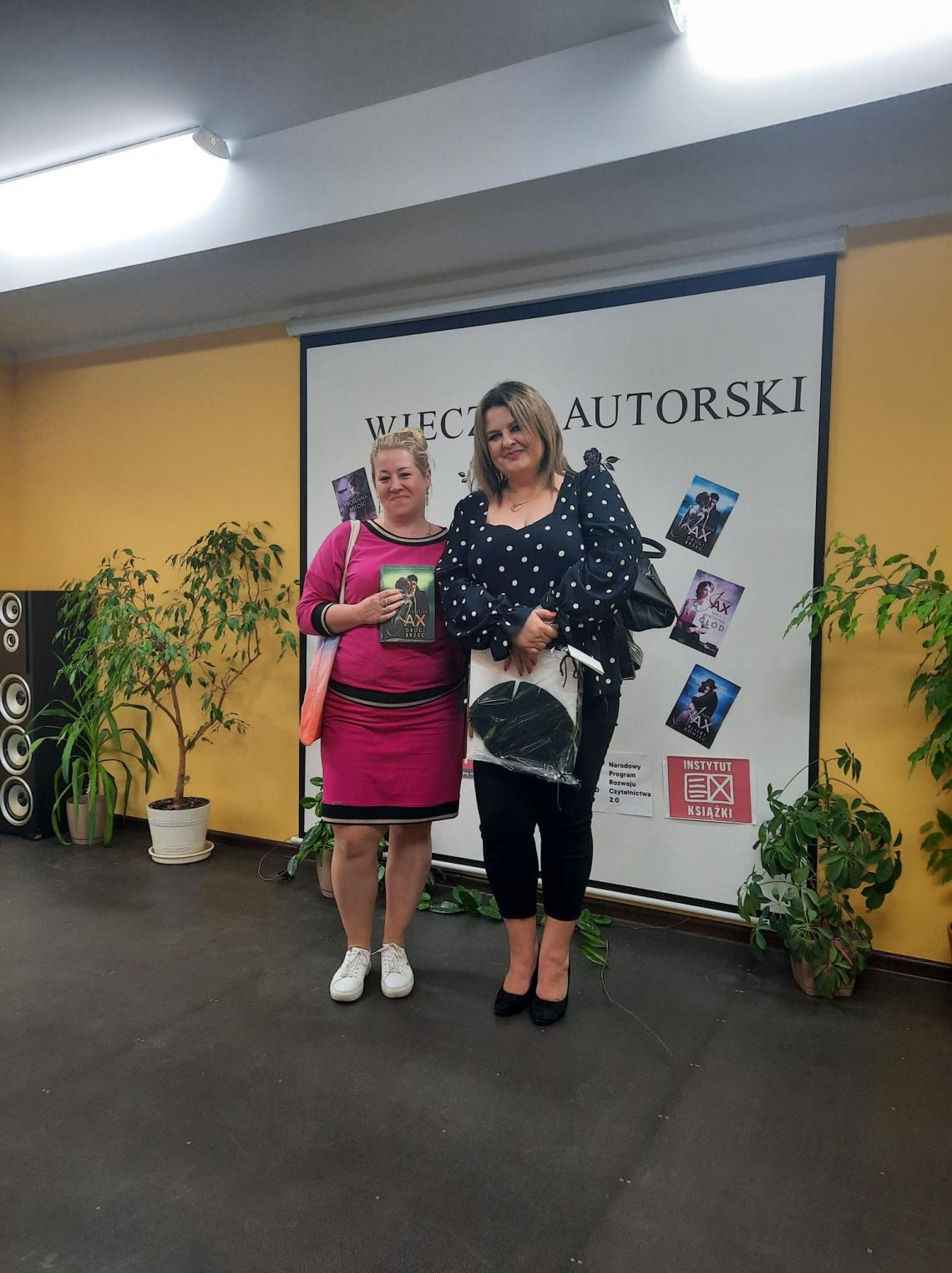 Uczestniczka spotkania autorskiego z pisarką Joanna Jax w bibliotece w Stanominie