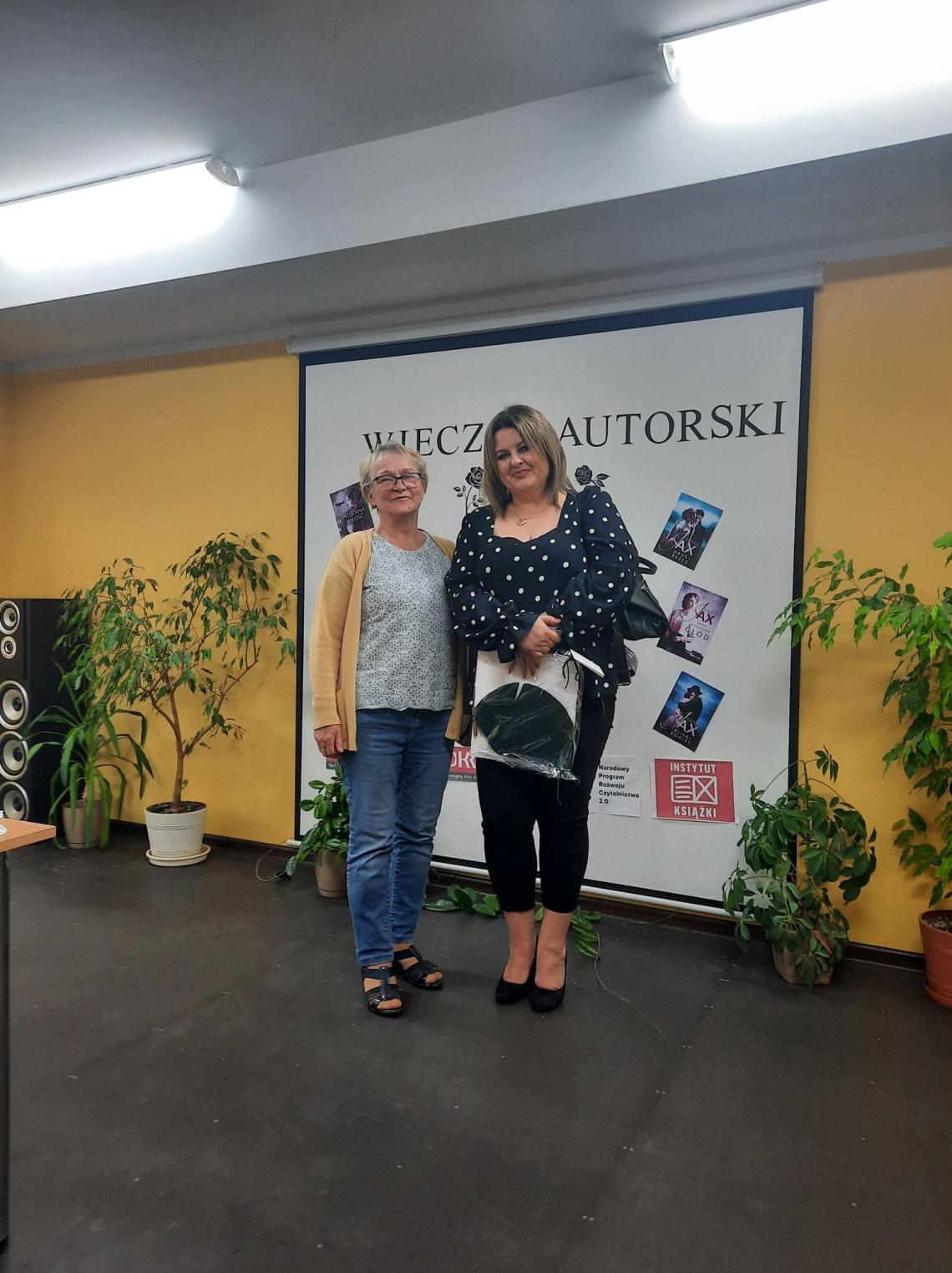 Uczestniczka spotkania autorskiego z pisarką Joanna Jax w bibliotece w Stanominie