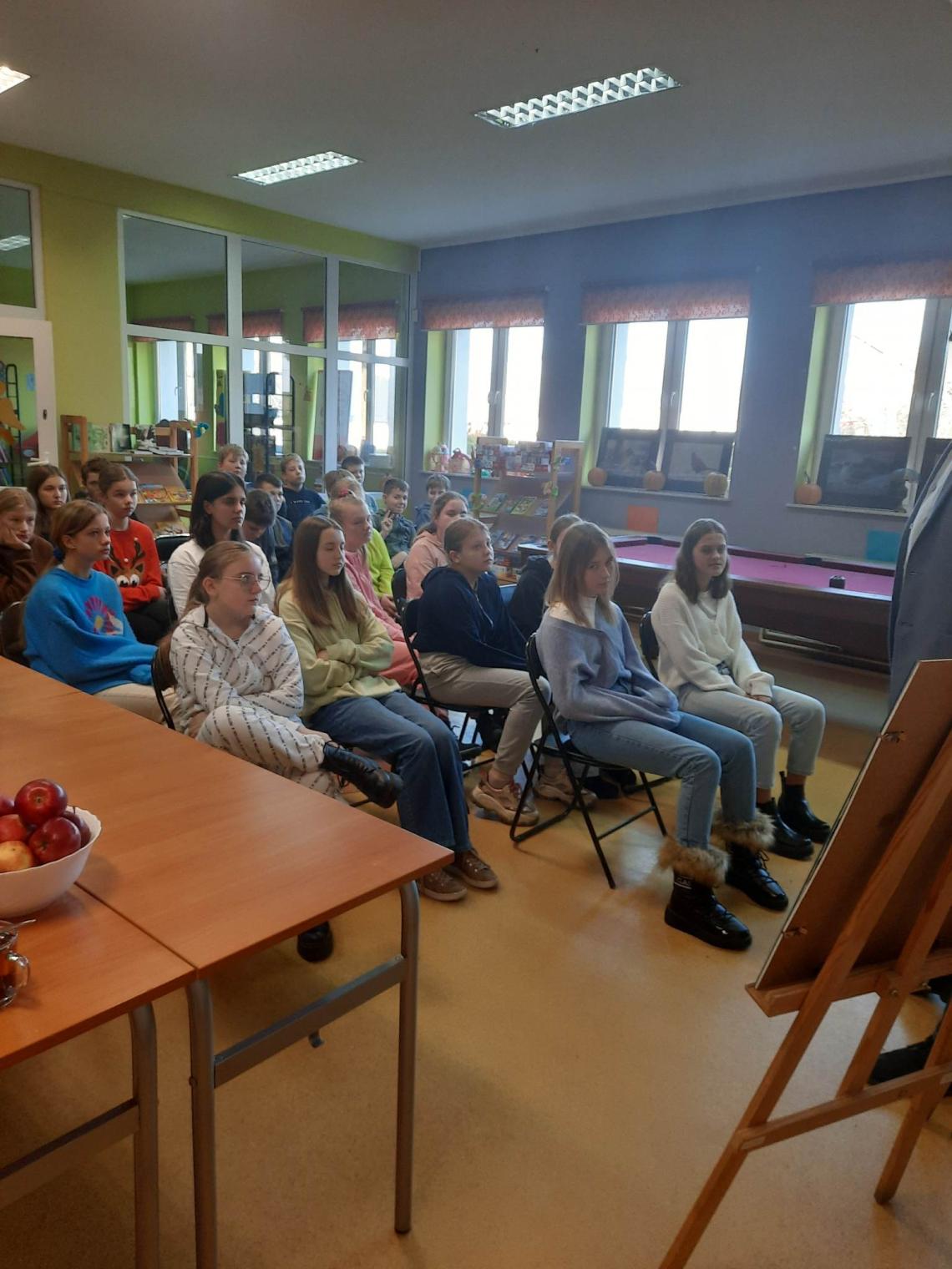 Uczniowie szkoły podstawowej w Pomianowie z autorem wystawy  fotografii Przyroda naszego regionu w miejscowej bibliotece (3)