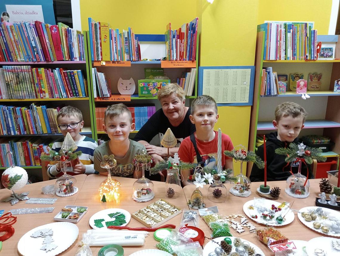 Uczniowie szkoły podstawowej w Stanominie na warsztatach bozonarodzeniowych w miejscowej bibliotece