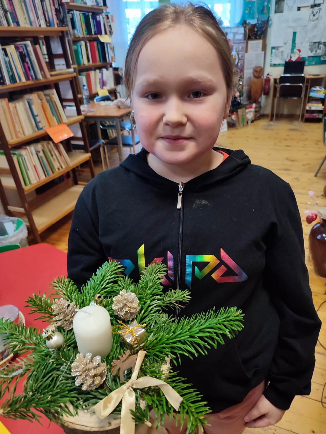 Uczniowie szkoły podstawowej w Stanominie na warsztatach bozonarodzeniowych w miejscowej bibliotece