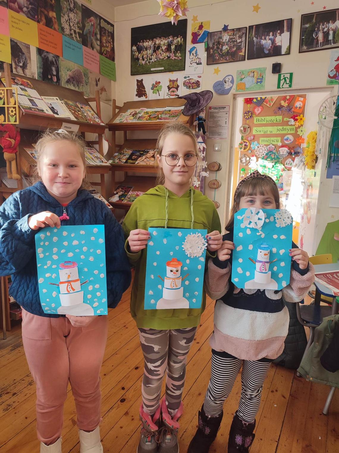 Uczniowie szkoły podstawowej w Stanominie na warsztatach bozonarodzeniowych w miejscowej bibliotece
