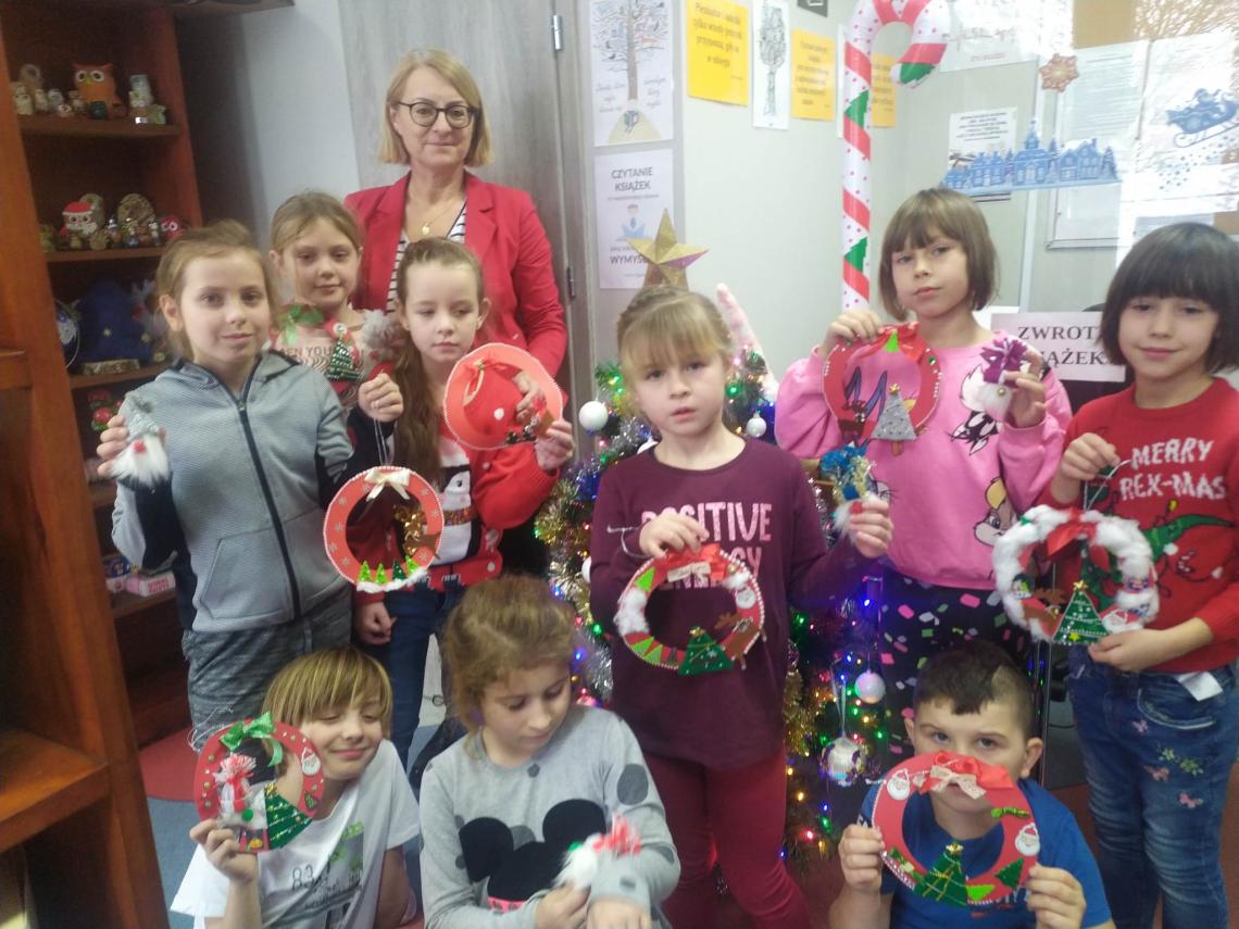Uczniowie szkoły podstawowej w Stanominie na warsztatach bozonarodzeniowych w miejscowej bibliotece