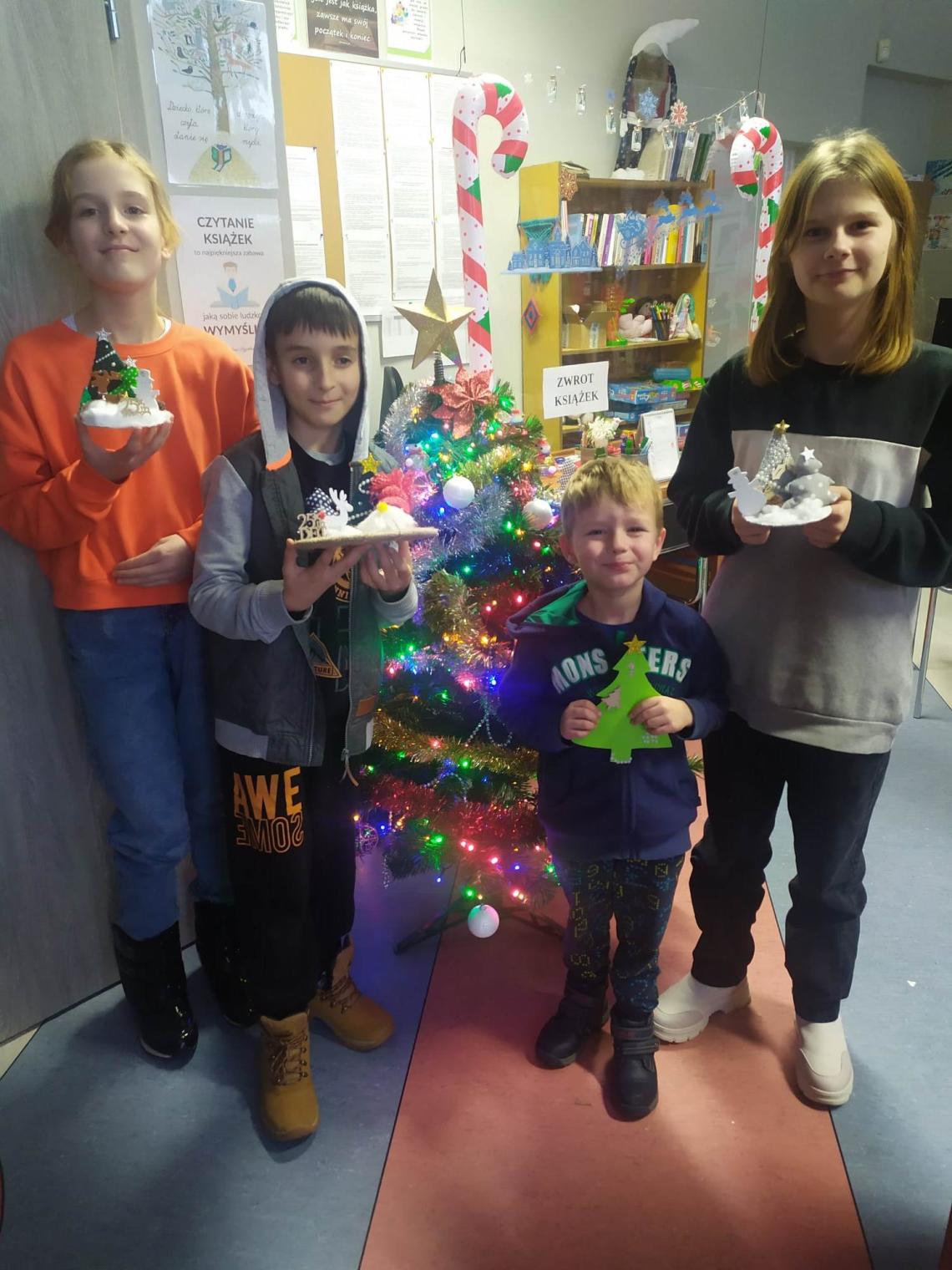 Uczniowie szkoły podstawowej w Stanominie na warsztatach bozonarodzeniowych w miejscowej bibliotece