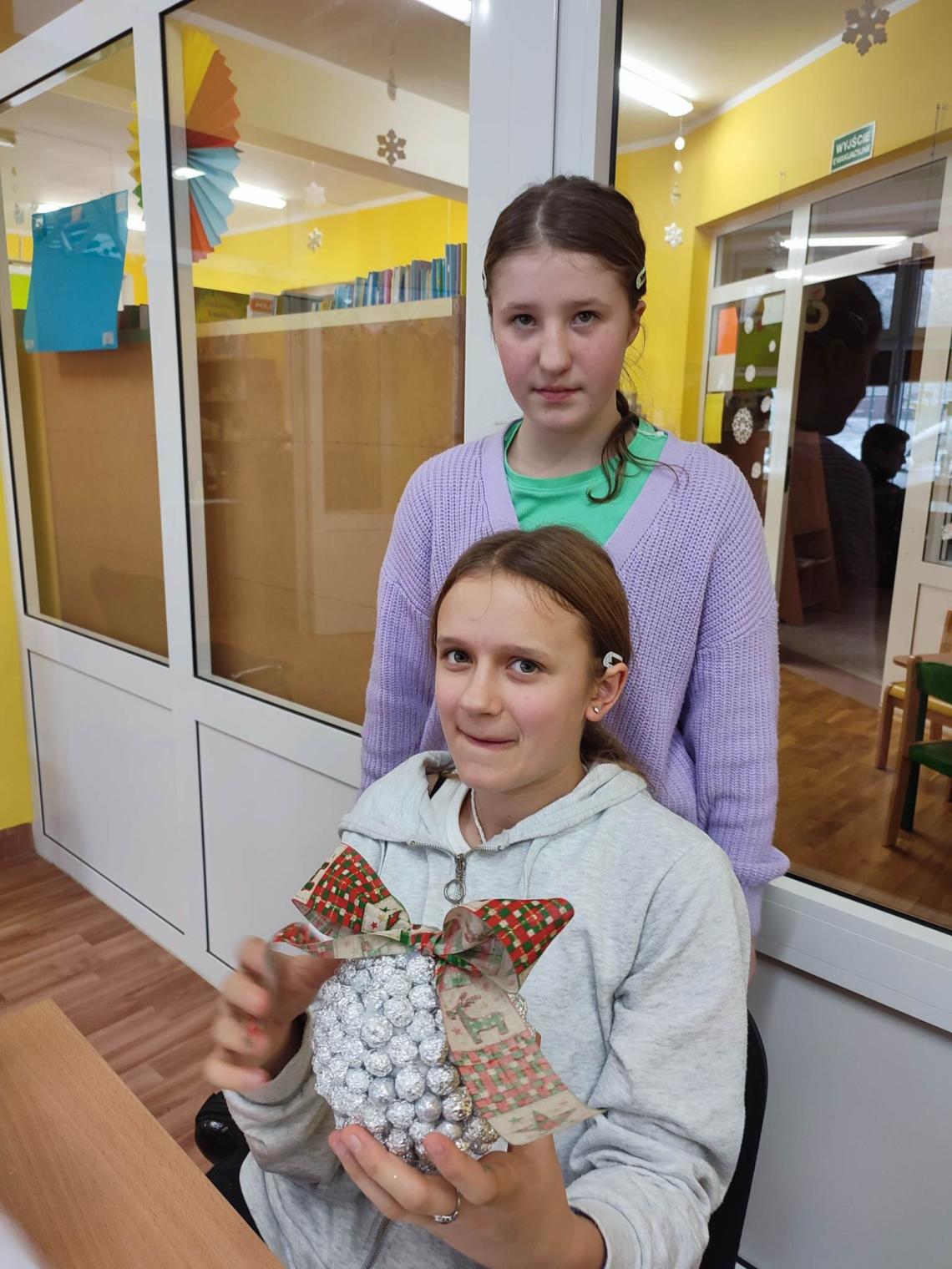 Uczniowie szkoły podstawowej w Stanominie na warsztatach bozonarodzeniowych w miejscowej bibliotece