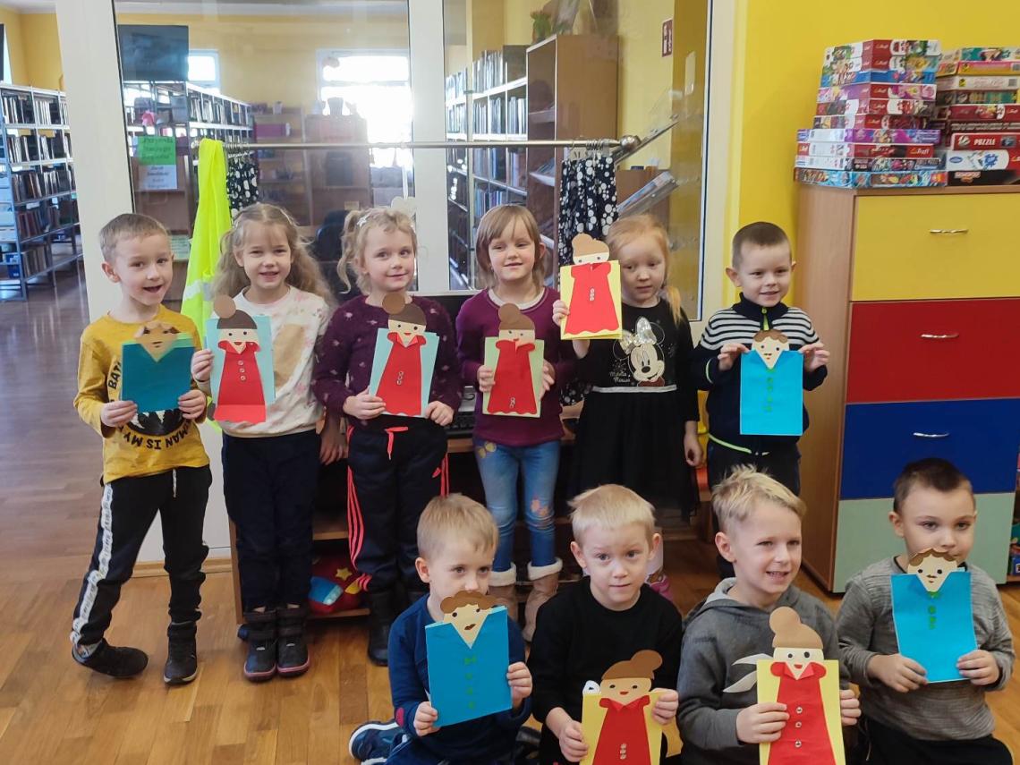 Grupa 5 i 6-latków z miejscowej szkoły na lekcji bibliotecznej w bibliotece w Stanominie (2)