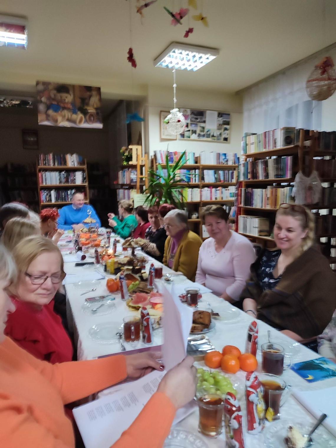 Uczestnicy III wieczoru kolęd i pastorałek w filii bibliotecznej w Podwilczu (2)