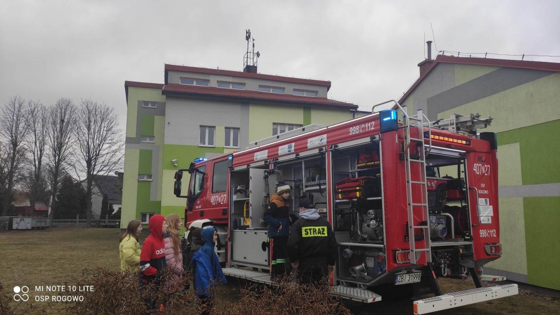 Uczestnicy Bezpiecznych ferii  w bibliotece w Stanominie (2)