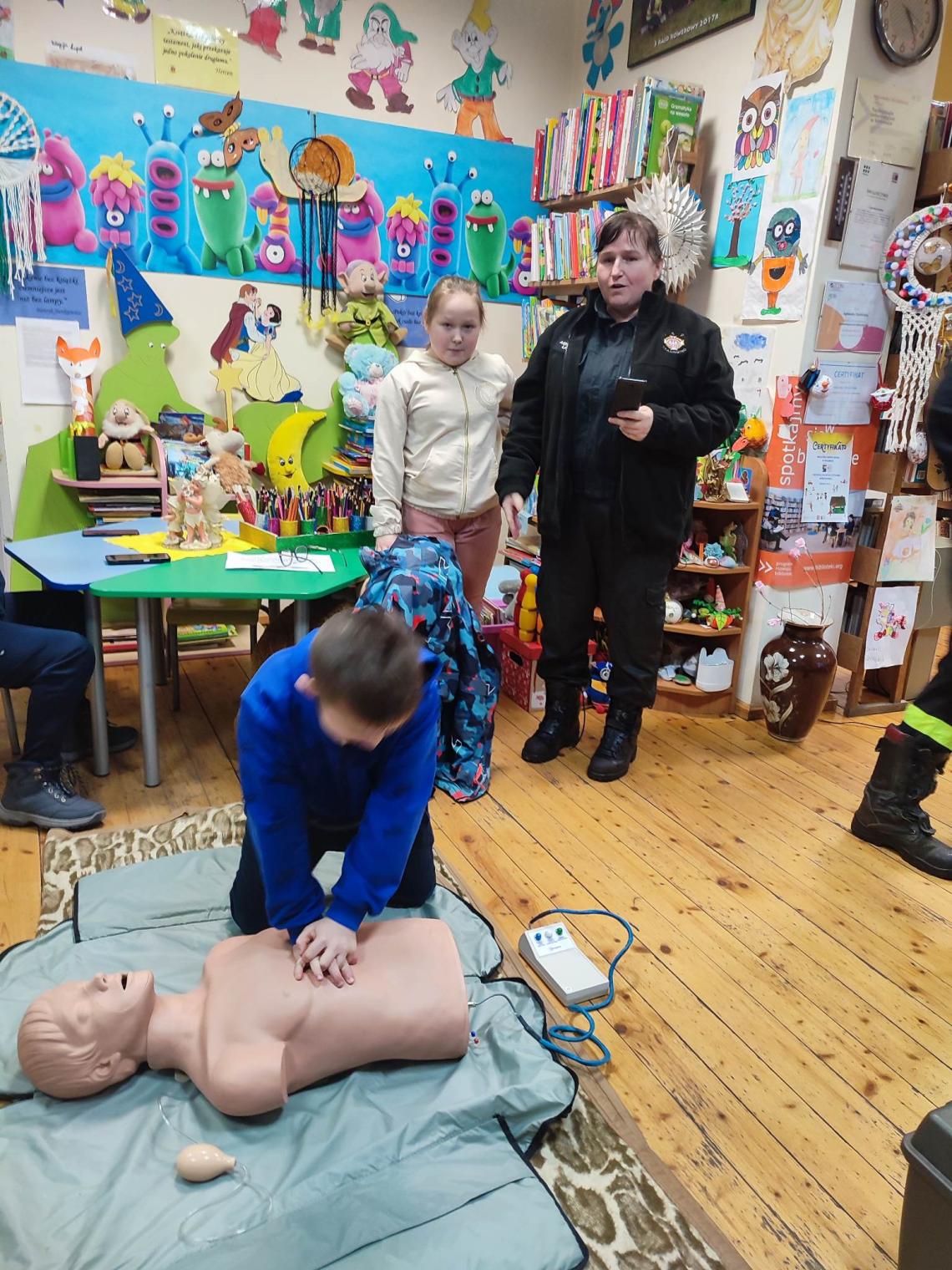 Uczestnicy Bezpiecznych ferii  w bibliotece w Stanominie (2)