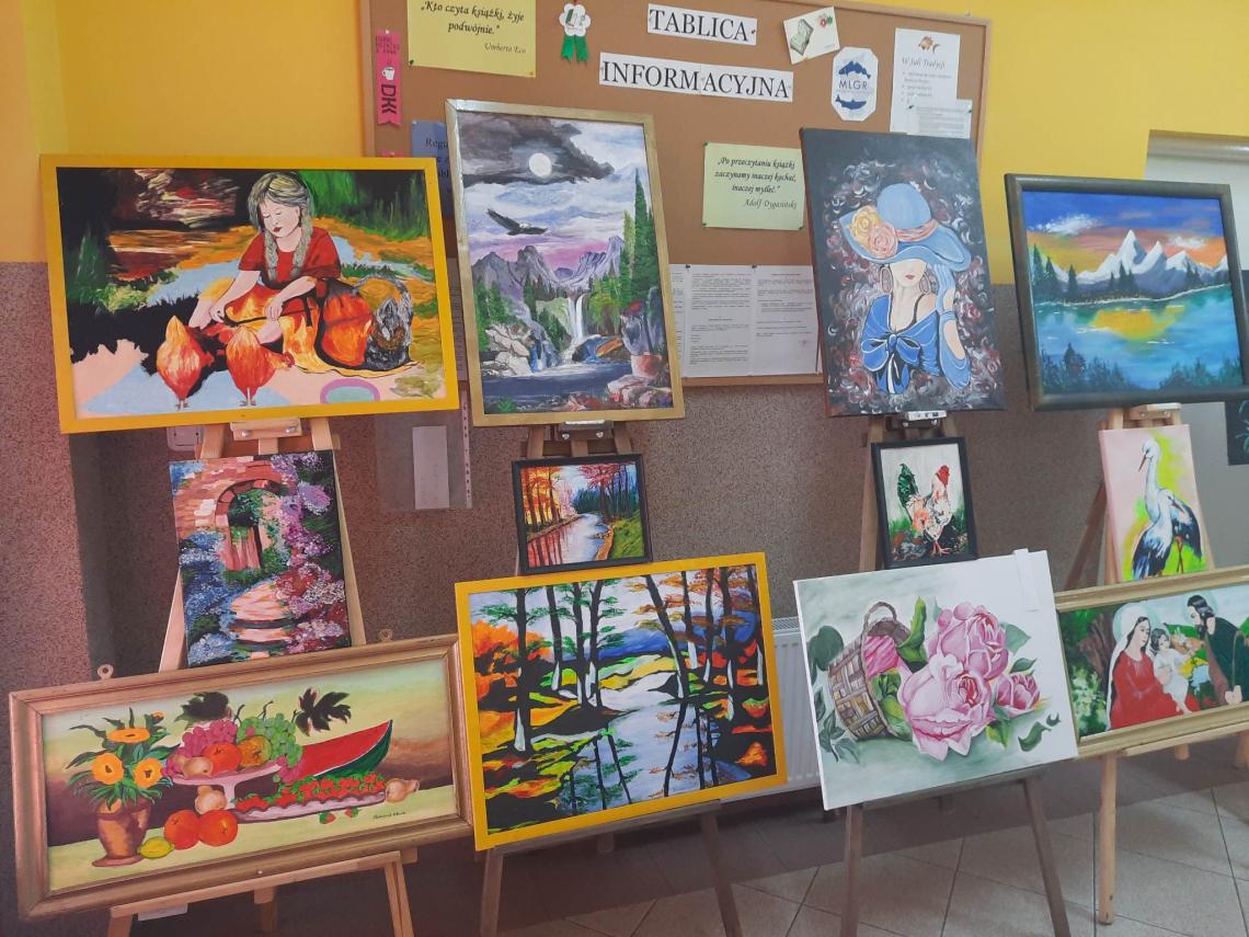 Obraz autorstwa pani Wiktorii Płóciennik przedstawiający kolorowy bukiet kwiatów na niebieskim tle