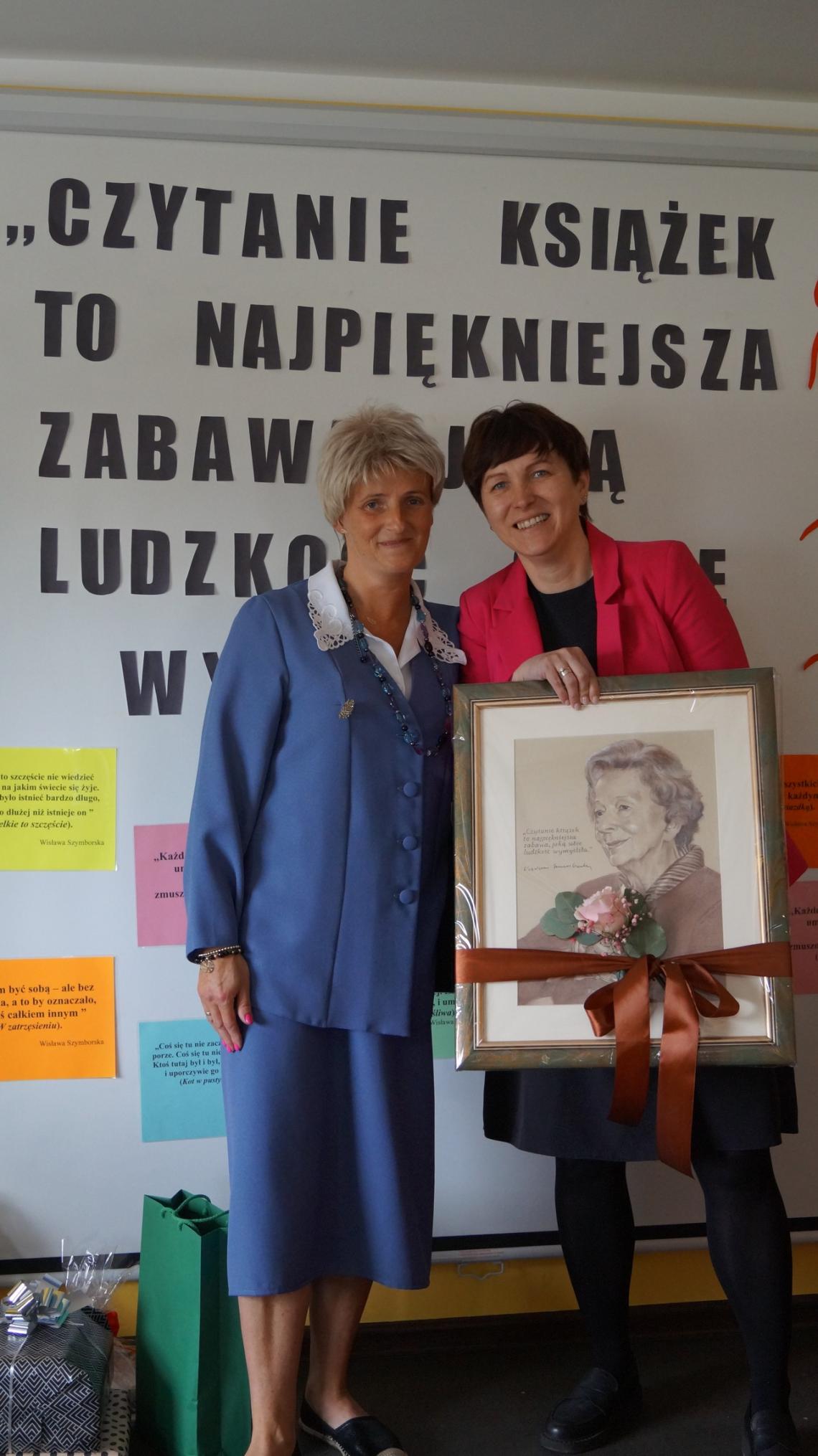 Dyrektor Gminnej Biblioteki Publicznej im. Wisławy Szymborskiej w Stanominie z Anną Suszyńską przewodniczącą Rady Gminy w Białogardzie z upominkiem od Rady Gminy Białogard.JPG