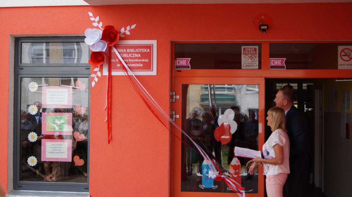 Symboliczne odsłonięcie tablicy na budynku biblioeki w Stanominie przez Wójta Gminy Białogard oraz dyrektor Gminnej Biblioteki Publicznej im. Wisławy Szymborskiej w Stanominie.JPG