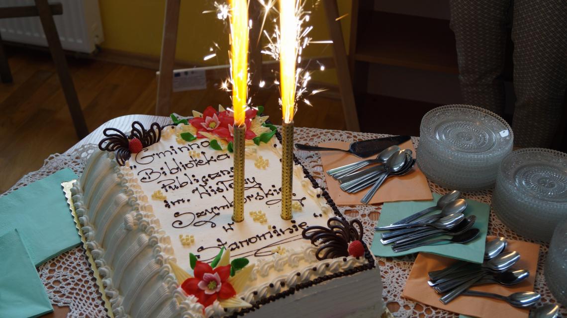 Tort z napisem Gminna Biblioteka Publiczna im. Wisławy Szymborskie w Stanominie podczas uroczystości nadania imienia Gminnej Bibliotece Publicznej w Stanominie.JPG