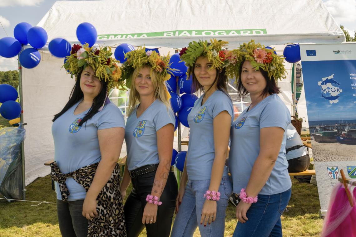 11. 4 dziewczyny z wieńcami z kwiatów na głowie