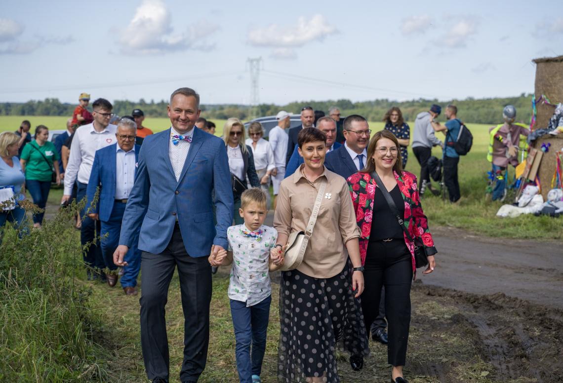 15. Korowód dożynkowy z Wójtem na czele