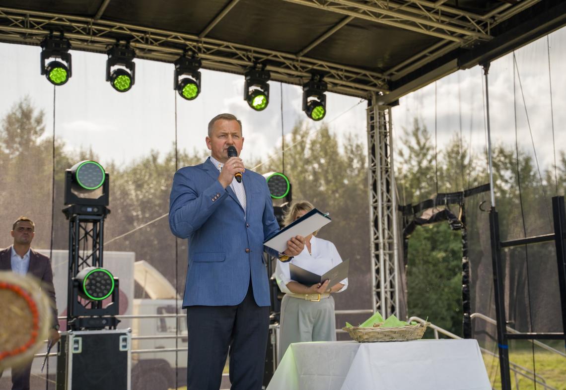 17. Wójt na scenie wita zgromadzonych gości