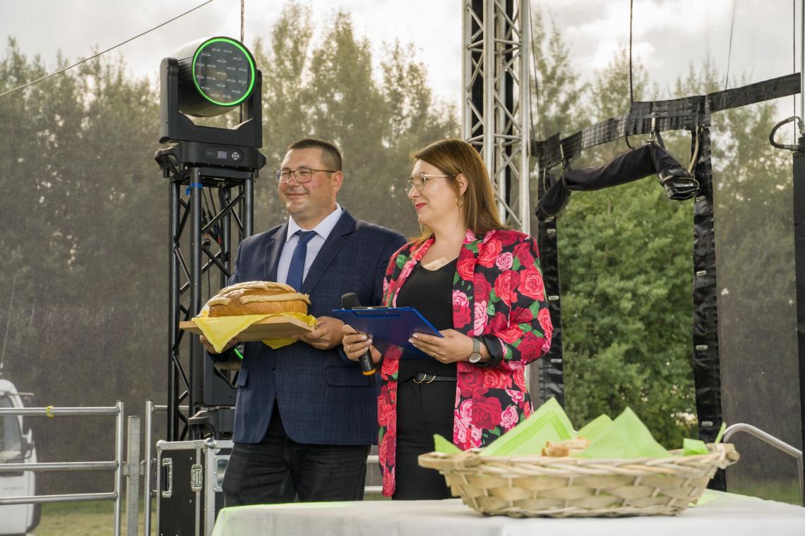 18. Starosta i starościna dożynek na scenie