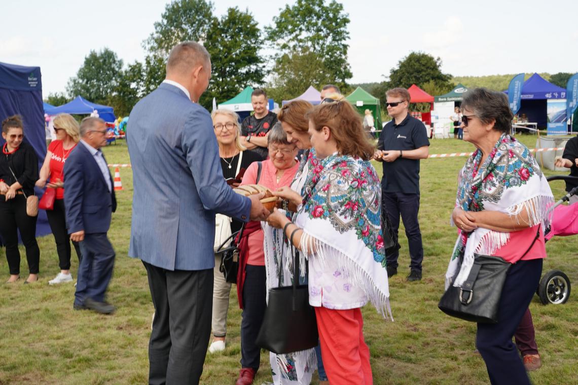19. Wójt dzieli się chlebem dożynkowym z mieszkańcami