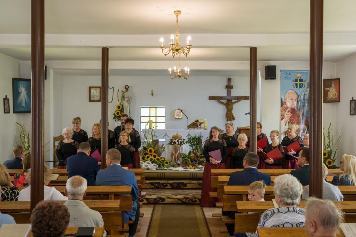 2. Chór podczas mszy św. W kaplicy w Nasutowie