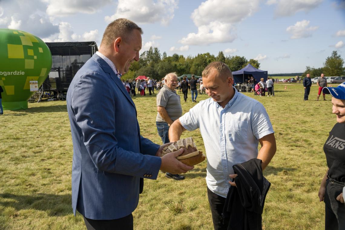 19. Wójt dzieli się chlebem dożynkowym z mieszkańcami