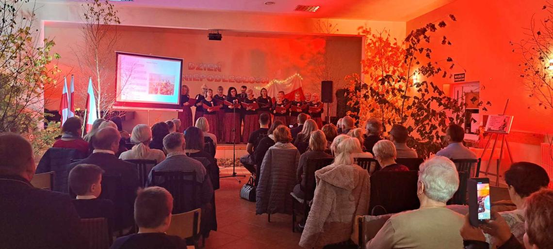 10.	Chór Bel Canto na scenie z publicznością