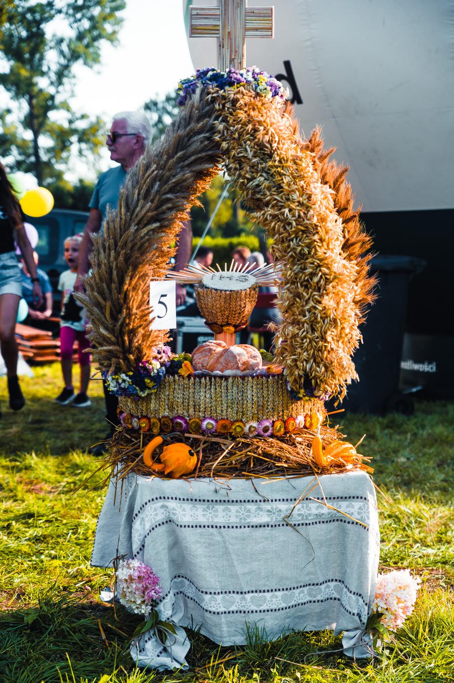 uplecione własnoręcznie z tegorocznych zbóż, wieńce dożynkowe. Zgodnie z tradycją do przygotowania wieńca nie używa się drutów ani metalowych konstrukcji. Wieńce są  symbolem zakończenia żniw i podziękowania za zebrane plony.