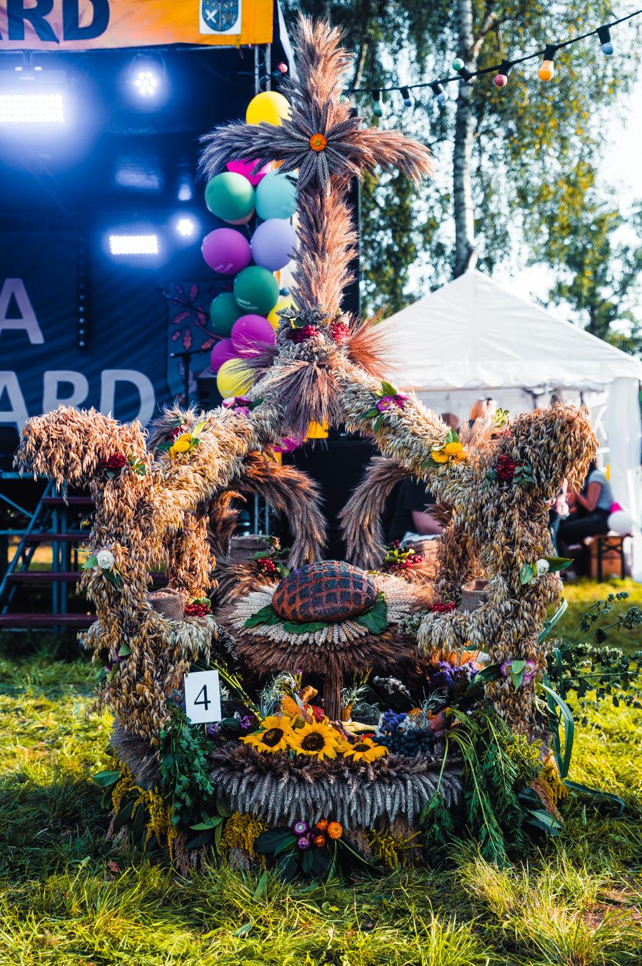 uplecione własnoręcznie z tegorocznych zbóż, wieńce dożynkowe. Zgodnie z tradycją do przygotowania wieńca nie używa się drutów ani metalowych konstrukcji. Wieńce są  symbolem zakończenia żniw i podziękowania za zebrane plony.