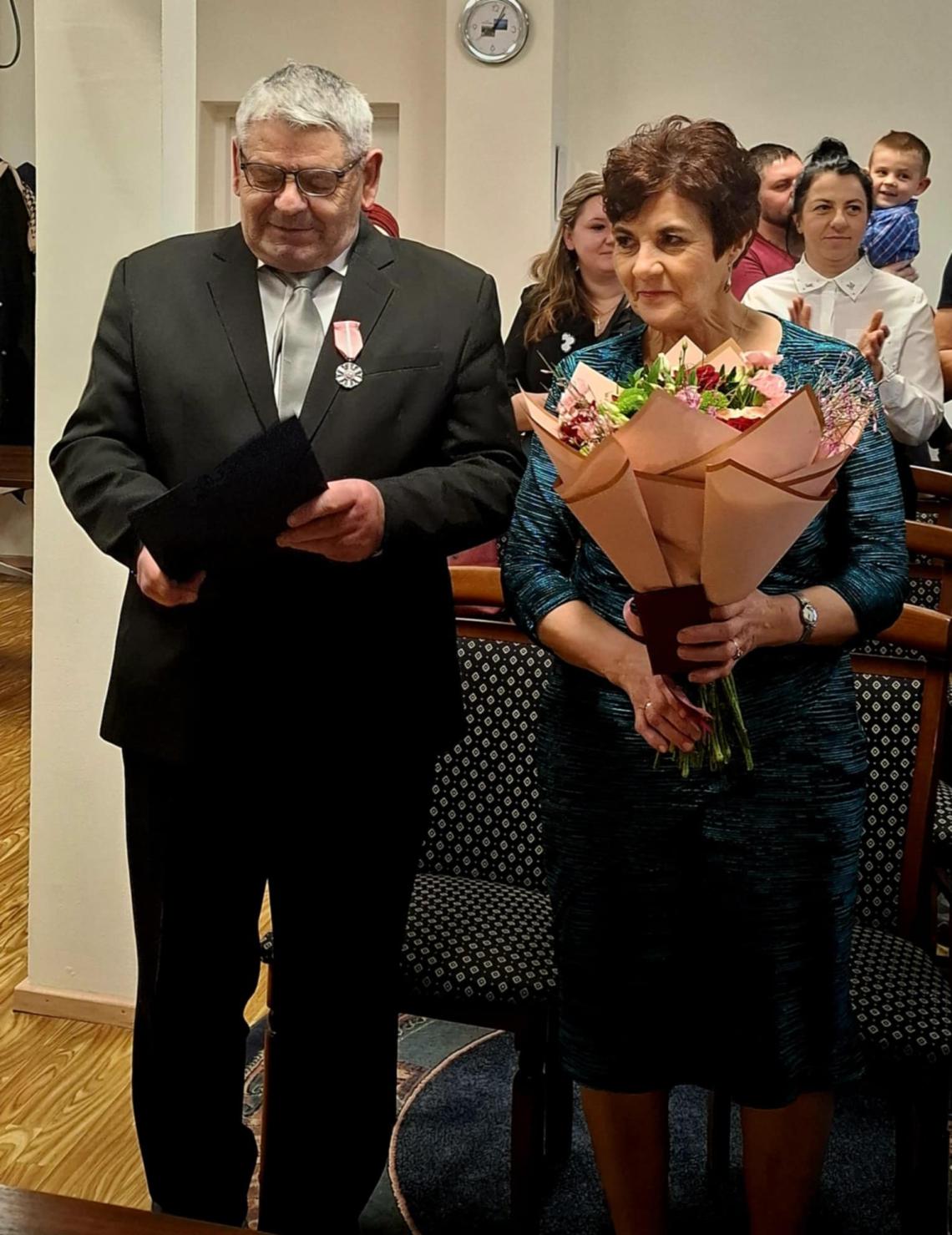 2.	Jubilaci po wręczeniu medali przez Wójta