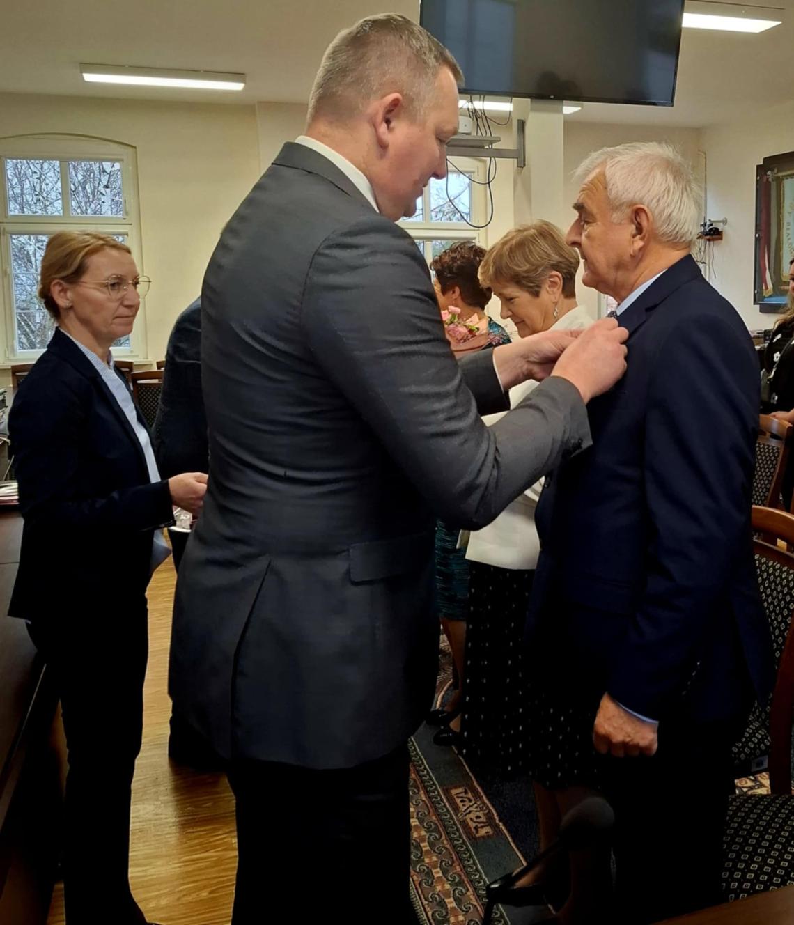 3.	Wójt wręcza medale jubilatom