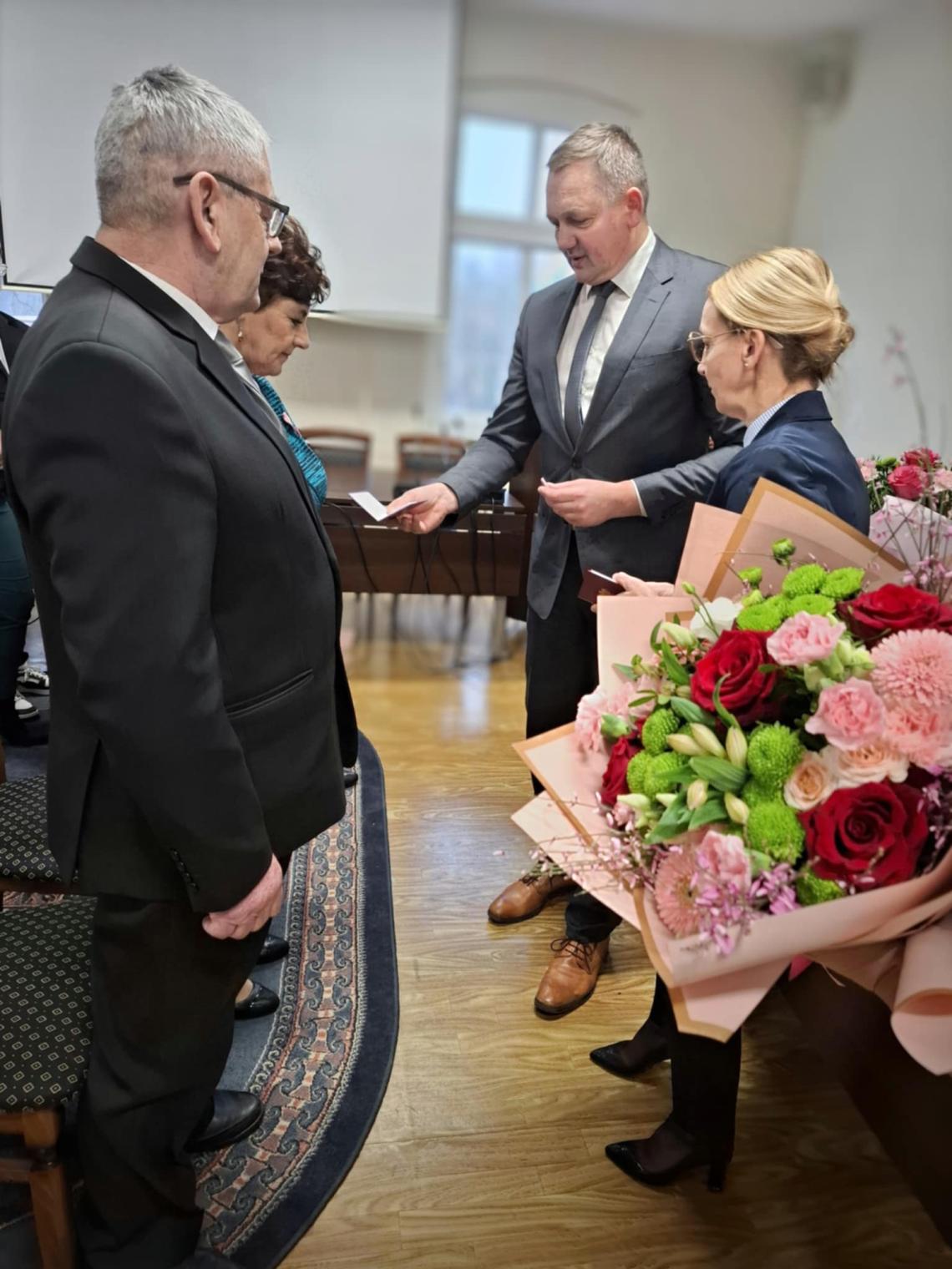 3.	Wójt wręcza medale jubilatom