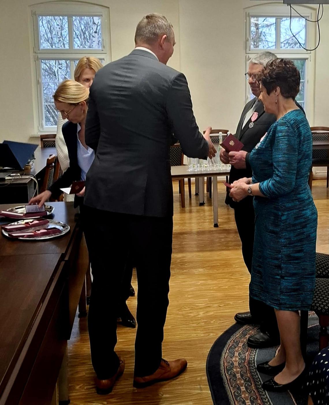 3.	Wójt wręcza medale jubilatom