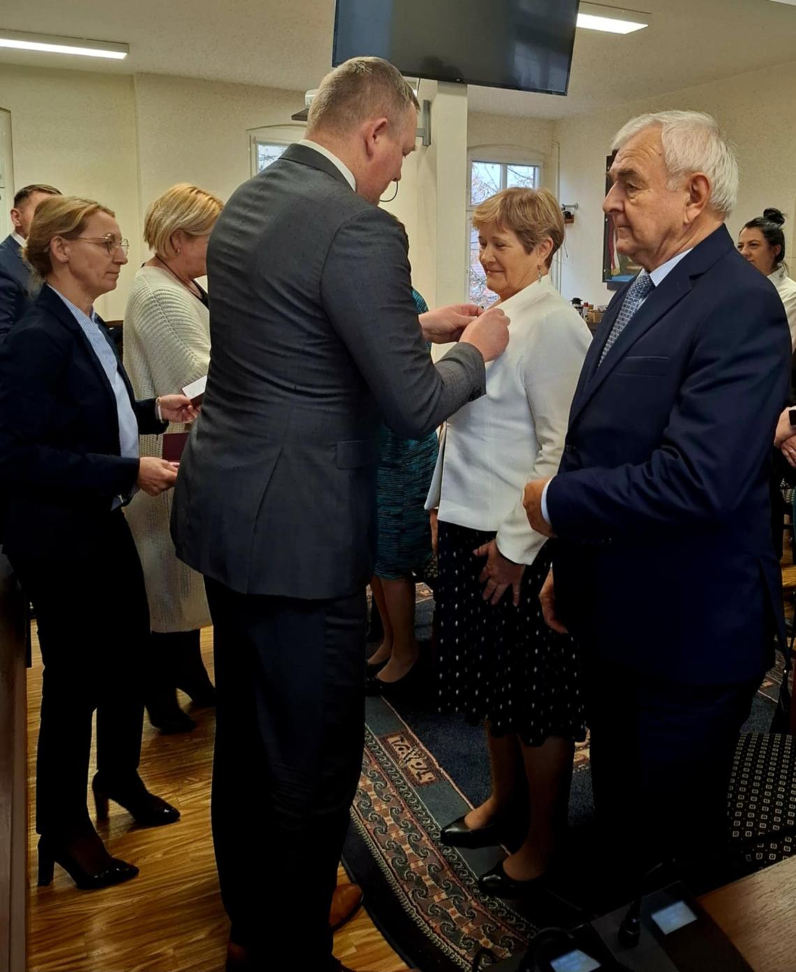 3.	Wójt wręcza medale jubilatom