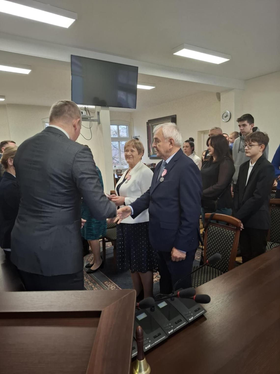 3.	Wójt wręcza medale jubilatom