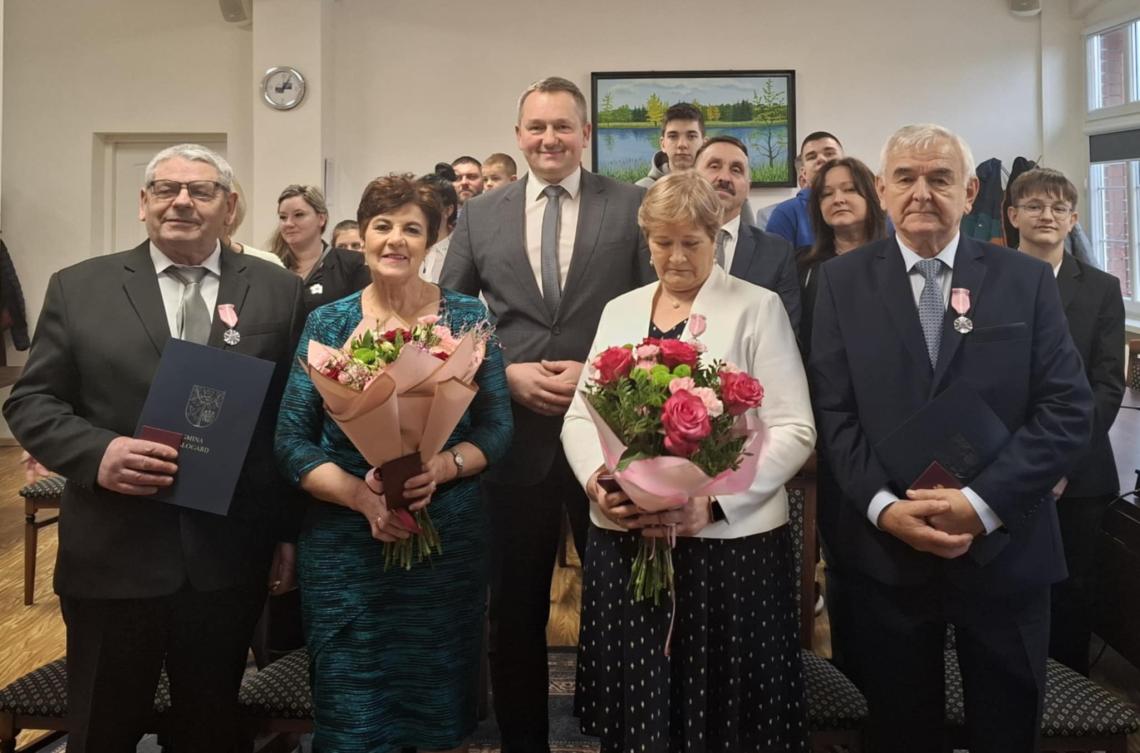 9.	Wspólne zdjęcie, jubilaci, zaproszeni goście, Wójt, Zastępca Wójta, Sekretarz Gminy